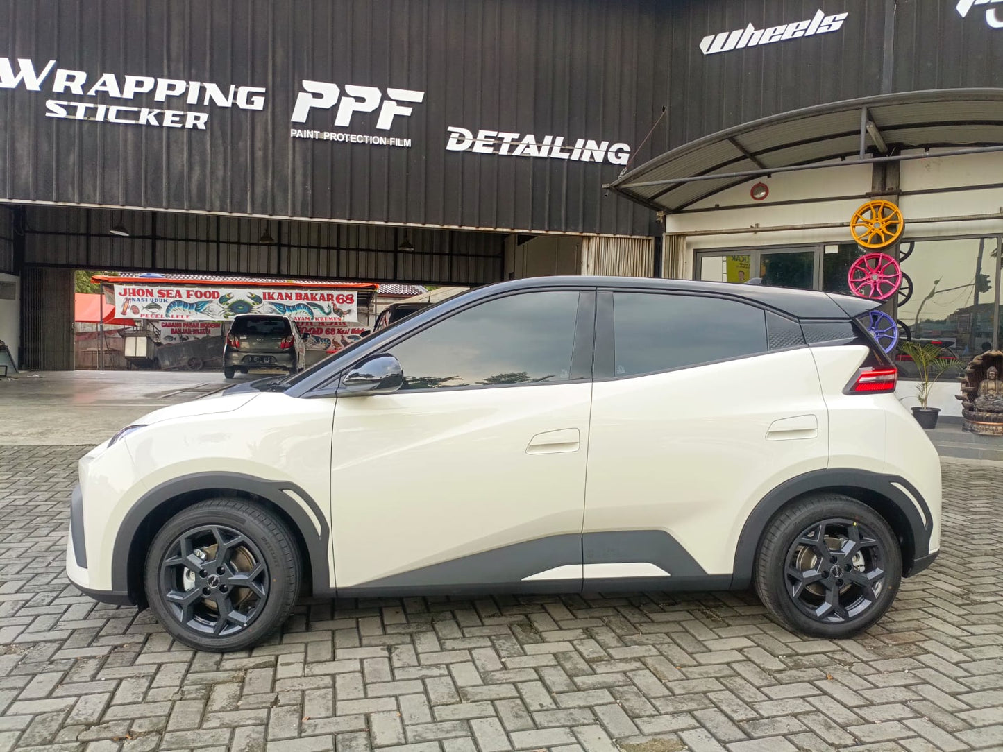 Wrapping Stiker Two Tone BYD Atto 1 Black Piano Premium | Meta Autowrap