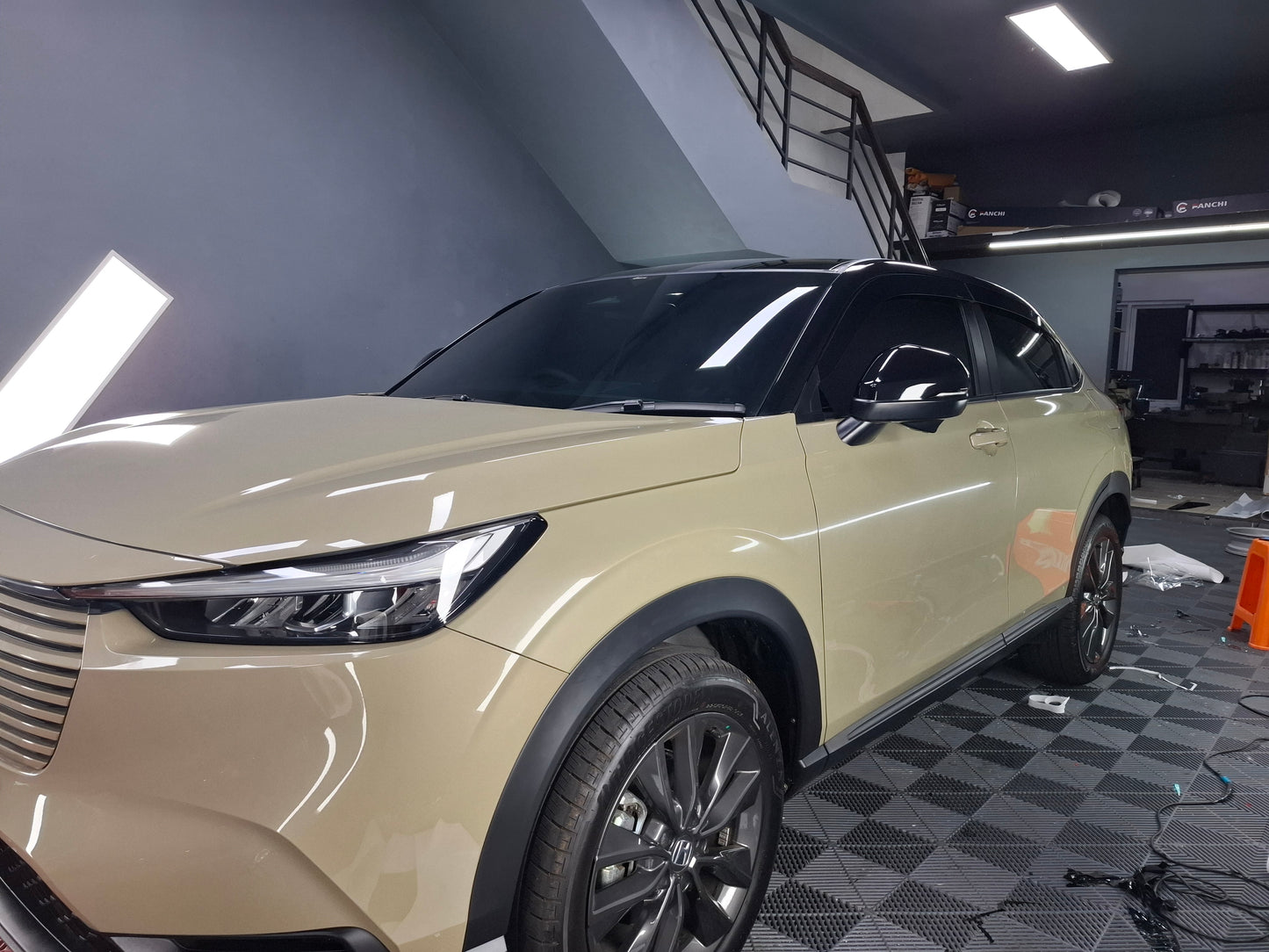 Wrapping Stiker Two Tone HR-V: Kombinasi Warna Terbaik untuk Tampil Beda