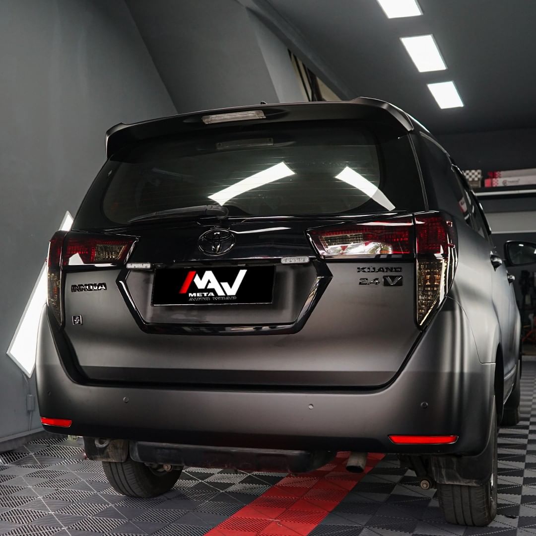 Wrapping Stiker Innova Hitam Doff Maxdecal