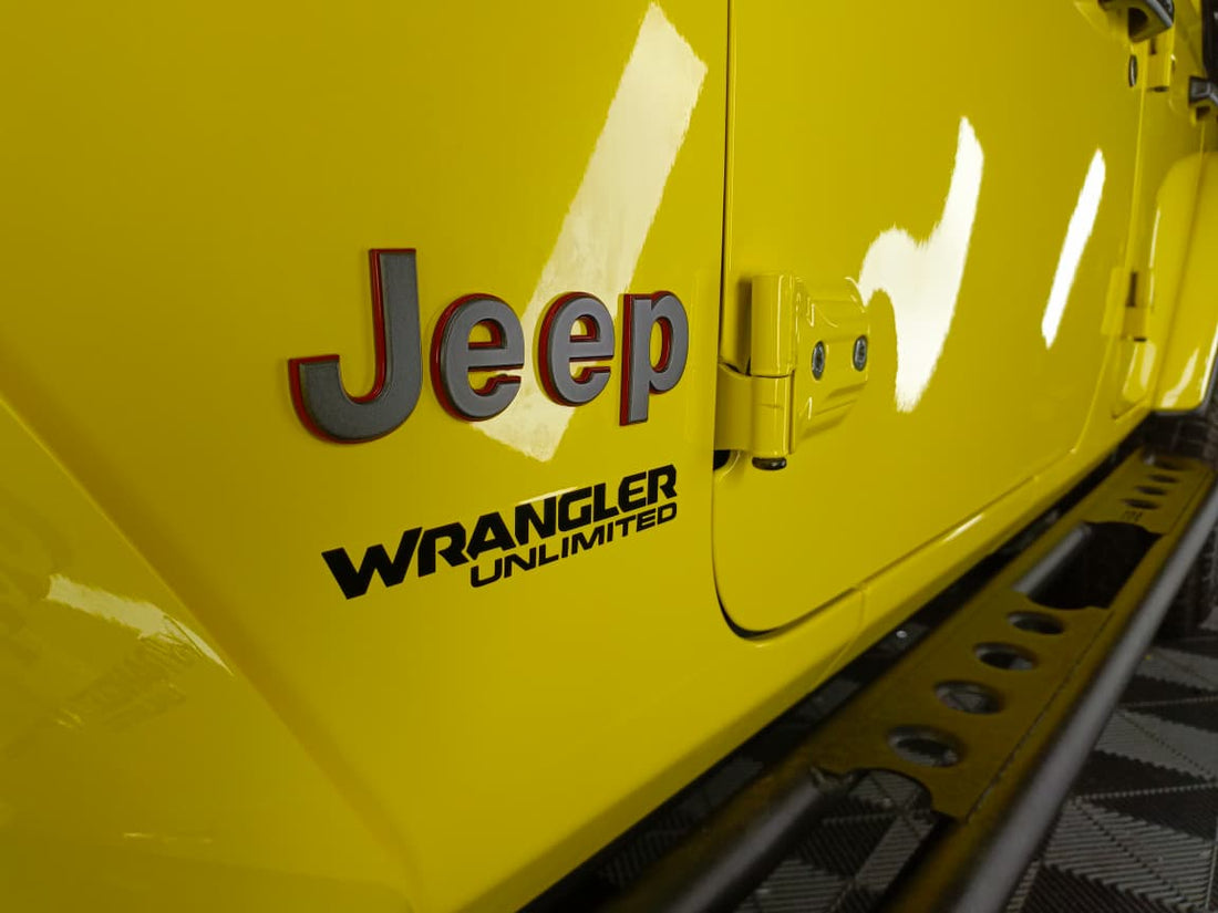 Wrapping Stiker Jeep Rubicon Maize Yellow Glossy dari Abu-Abu