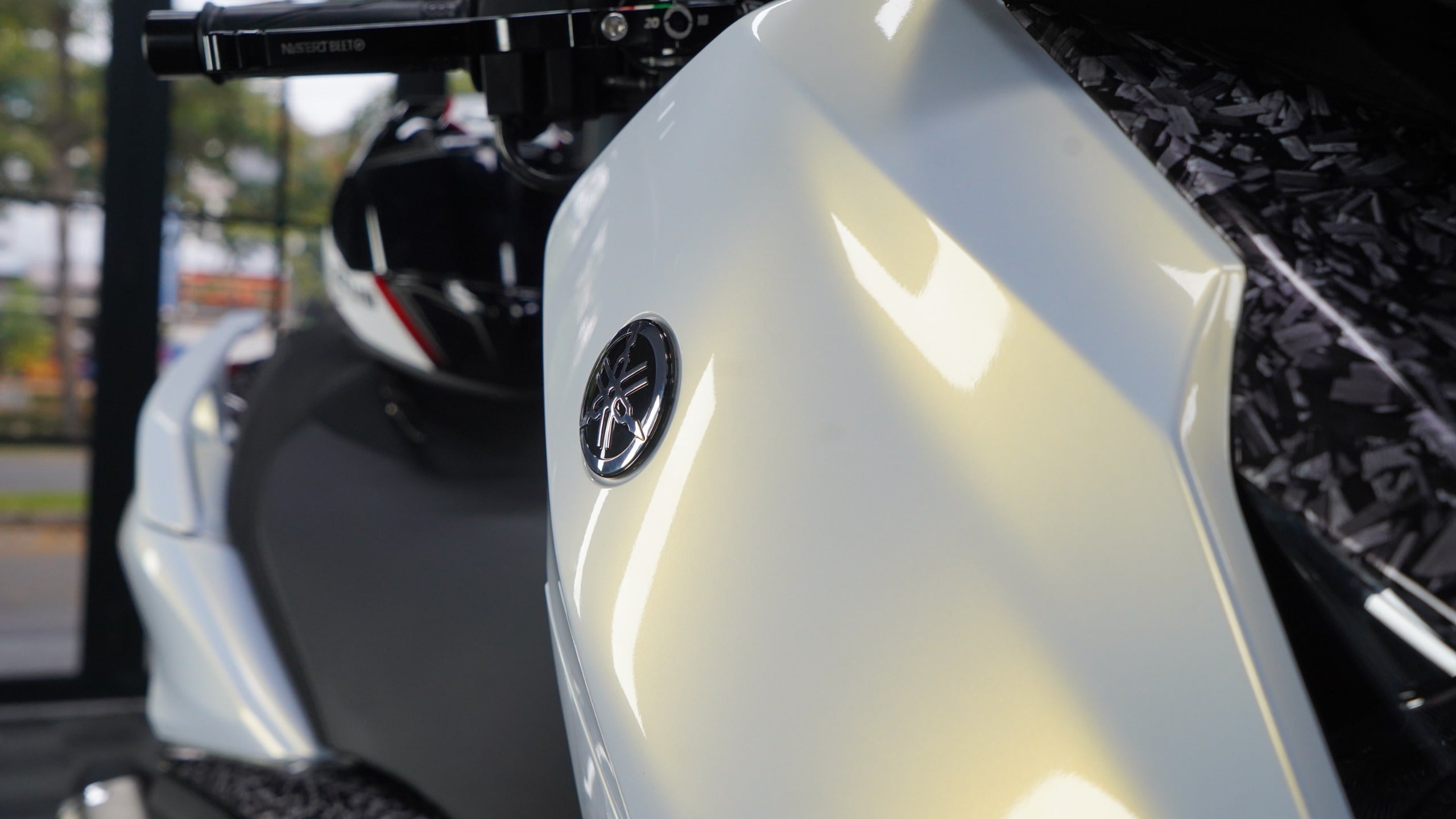 Wrapping Stiker Motor XMAX Pearl Gold dengan Karbon Forged – Meta Autowrap