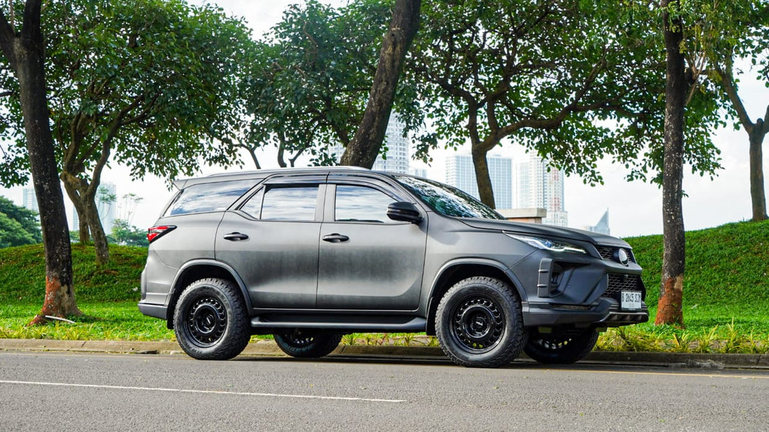 Jasa Wrapping Stiker Toyota Fortuner – Ubah Tampilan SUV Jadi Sporty