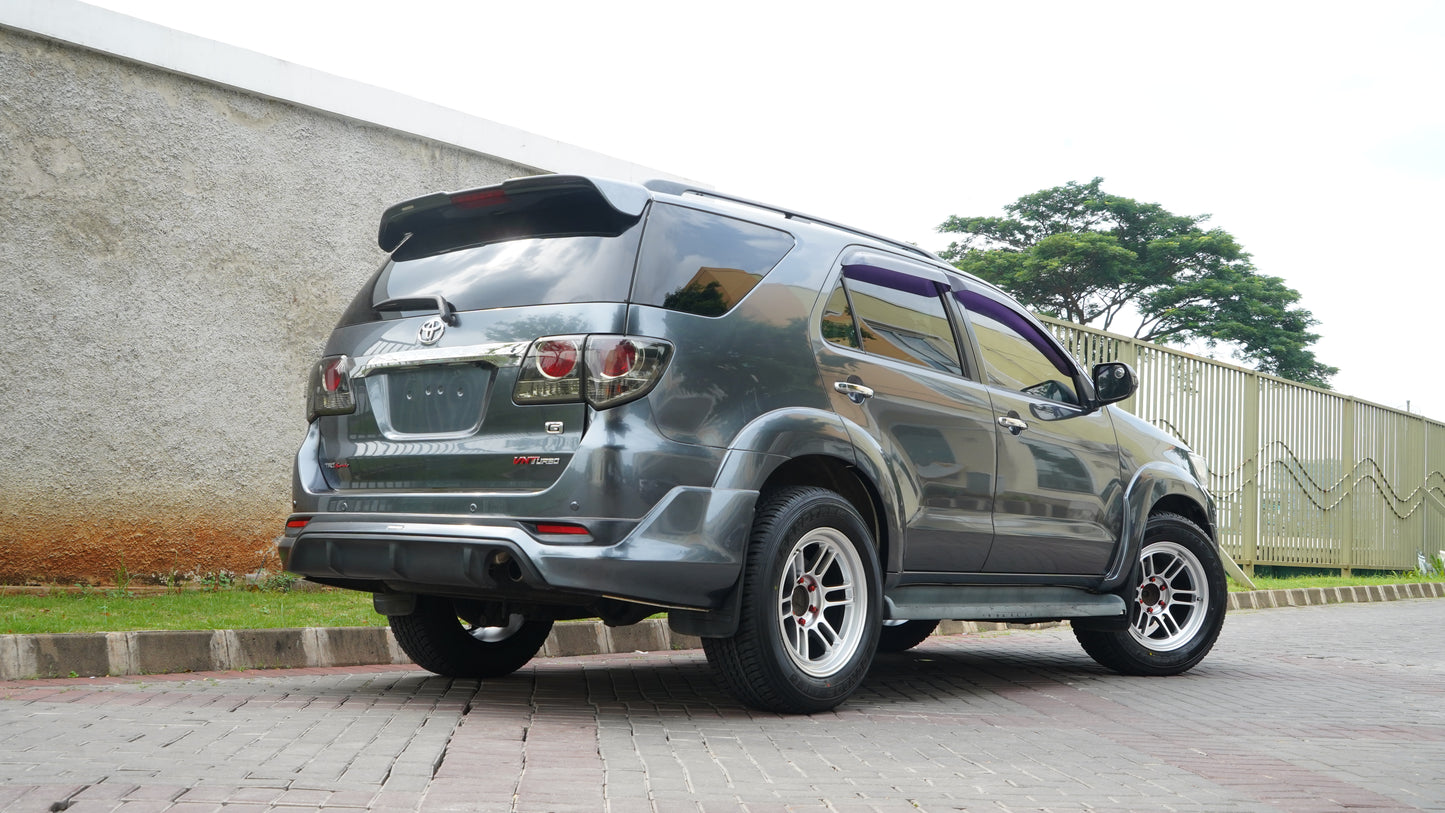 Modifikasi Fortuner Elegan dengan Wrapping Satin Metallic Coal Grey