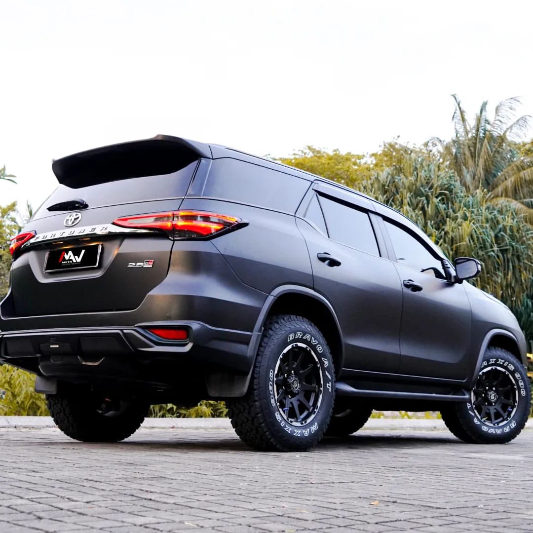 Jasa Wrapping Stiker Fortuner Menggunakan Warna Frosted Black dari Fanchi