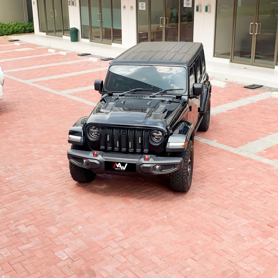 Wrapping Stiker Hitam Glossy PET Series Fanchi untuk Jeep Rubicon di Jakarta