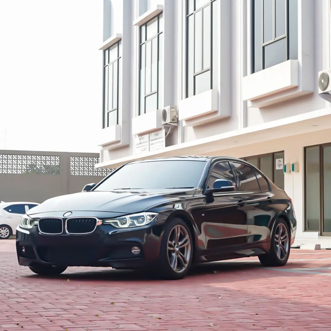 Wrapping Stiker BMW Menggunakan Black Piano PET Series dari Bahan Fanchi