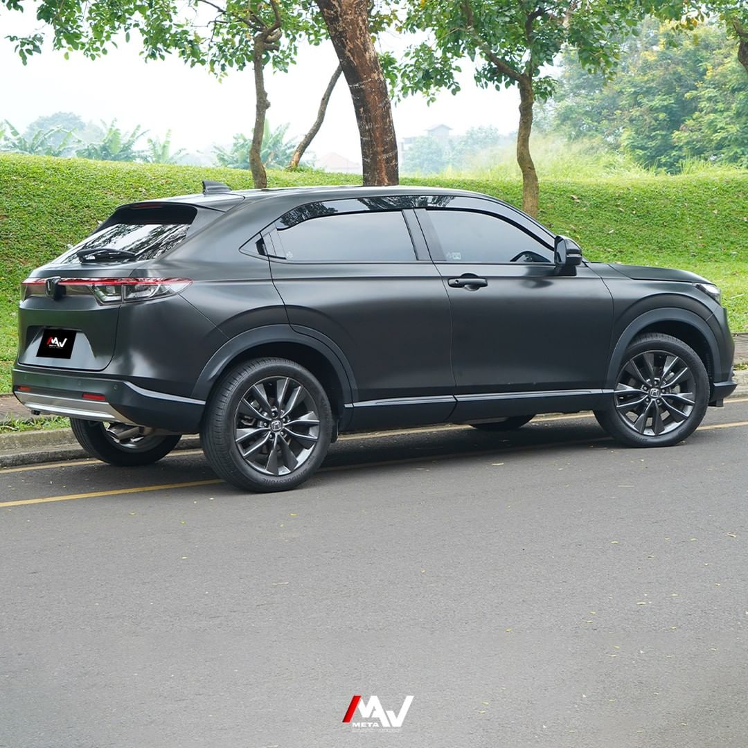 Jasa Pasang Stiker Satin Metallic Black untuk Mobil Elegan